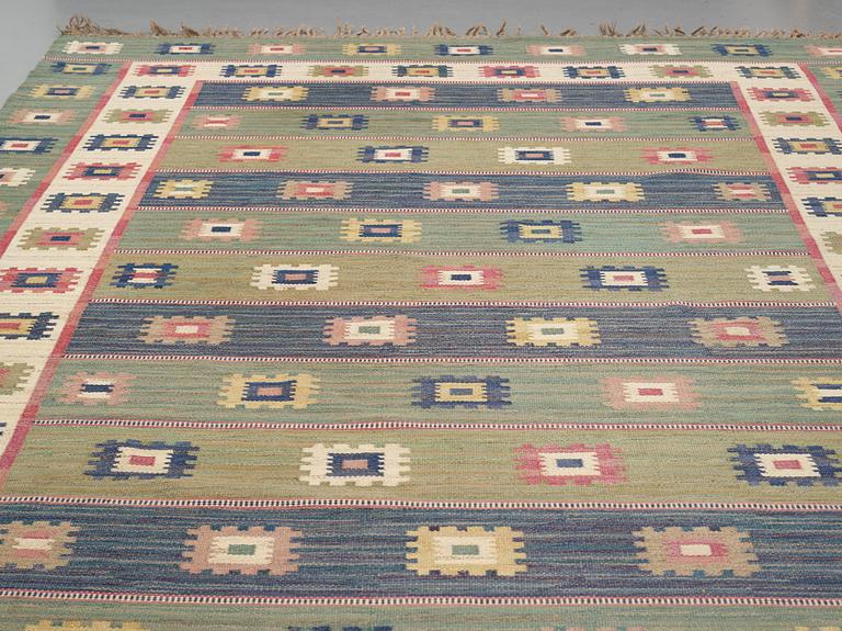 Märta Måås-Fjetterström, A carpet, "Grön äng", flat weave, ca 482,5 x 290,5-292 cm, signed AB MMF.