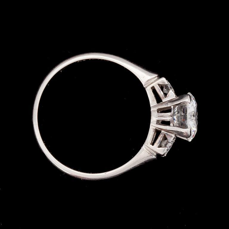 RING, briljantslipad diamant, ca 1.50 ct, med två mindre briljantslipade diamanter.