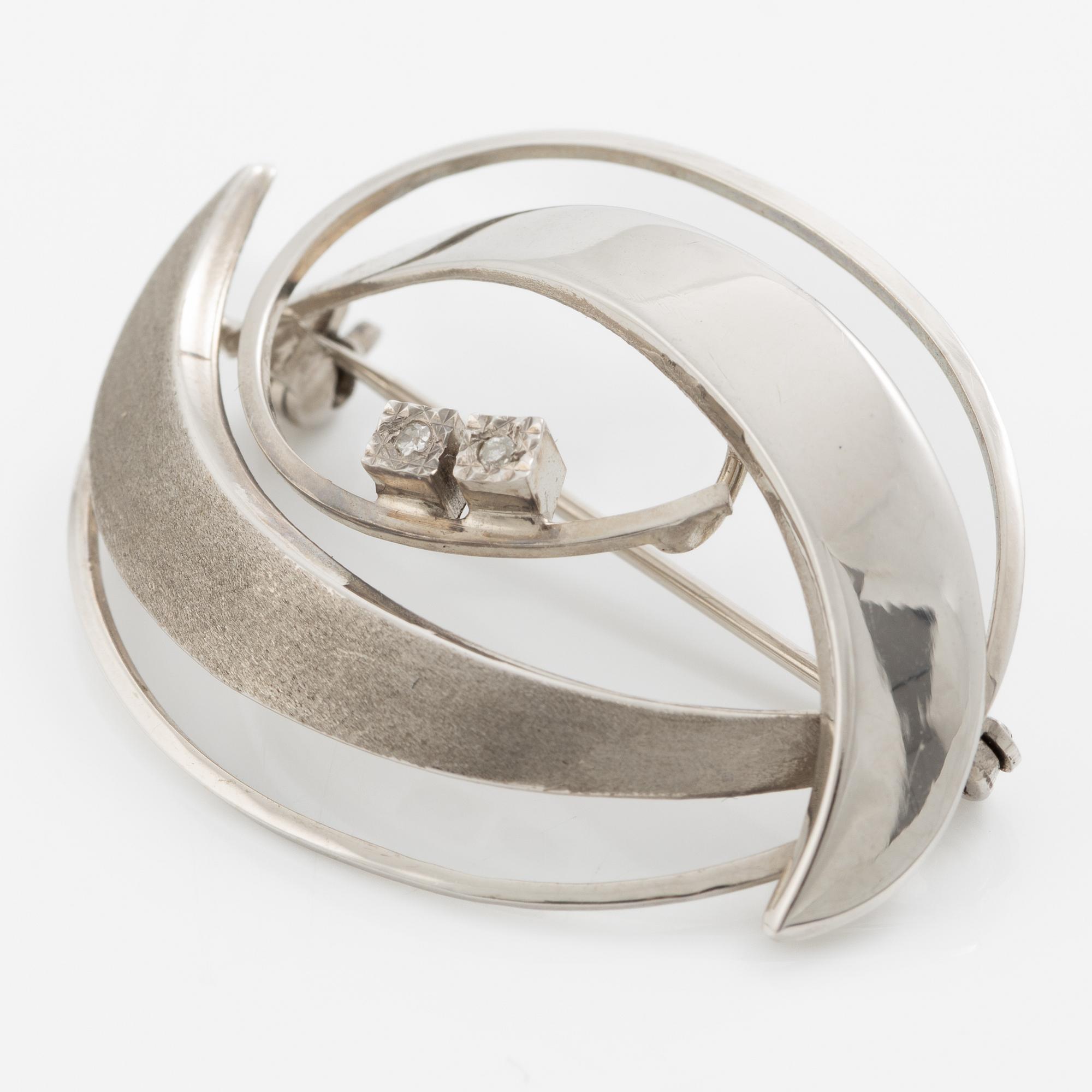 Brooch 18K white gold with two octagon-cut diamonds.