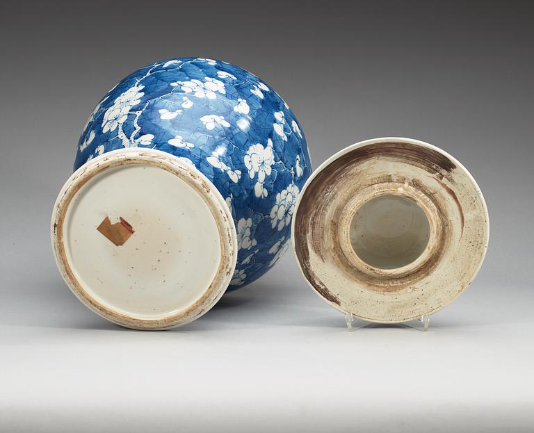 A blue and white jar with cover, Qing dynasty, Kangxi (1662-1722).