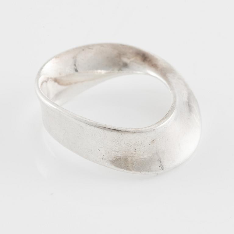Vivianna Torun Bülow-Hübe, ring "Möbius", sterling silver, for Georg Jensen.