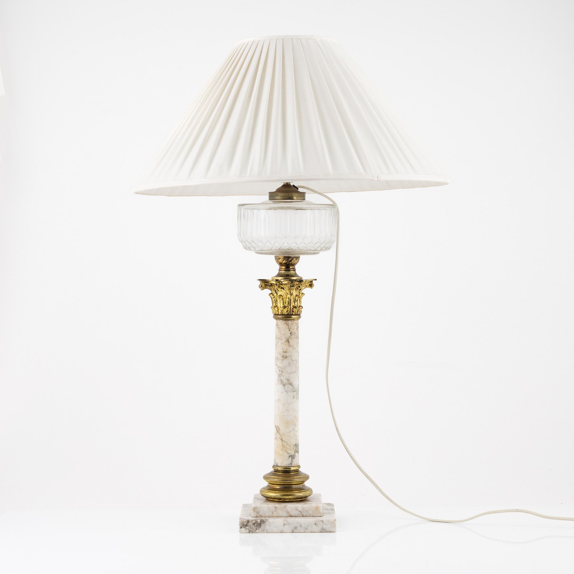 Bordsfotogenlampa, kolonnformad, marmor, 1900-tal.