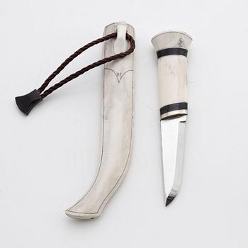 A reindeer horn knife with buffalo inlays by Bertil Fällman, signed.