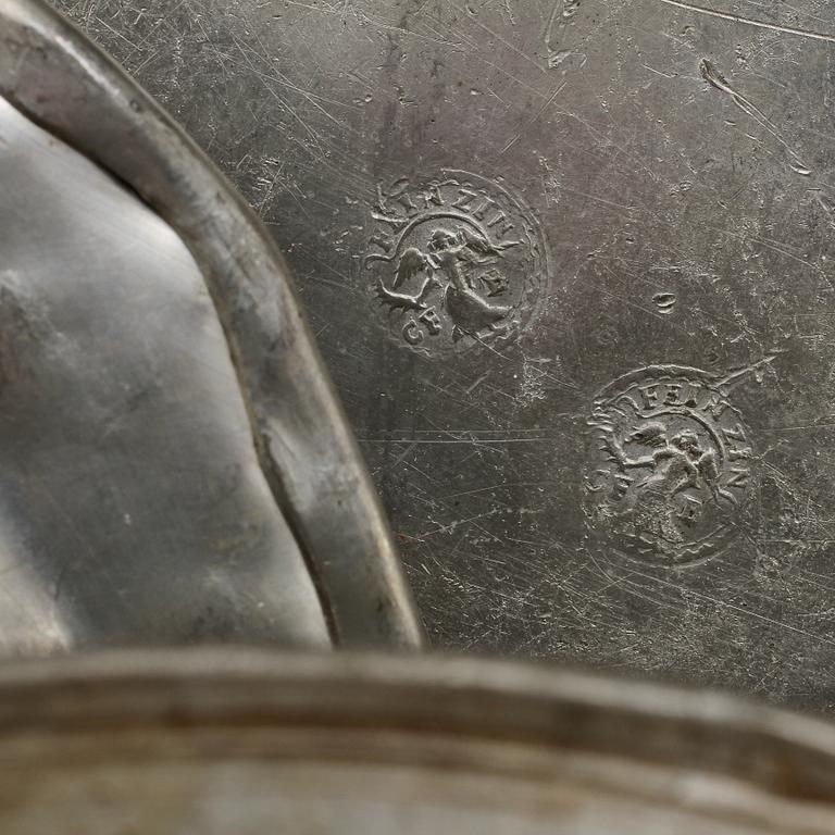 TALLRIKAR 6 st samt SKÅL, tenn, bl a Watts, London, 1700/1800-tal.