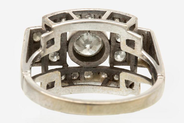 Ring 14K whitegold brilliant and single-cut diamonds approx 0,90 ct.