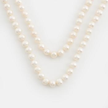Necklace, longer model, with cultured pearls.