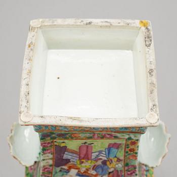 A famille rose Canton tulip vase, Qing dynasty, 19th Century.