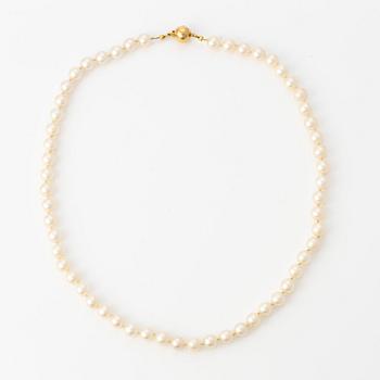 Pearl necklace, cultured pearls, with clasp in 18K gold set with diamonds.