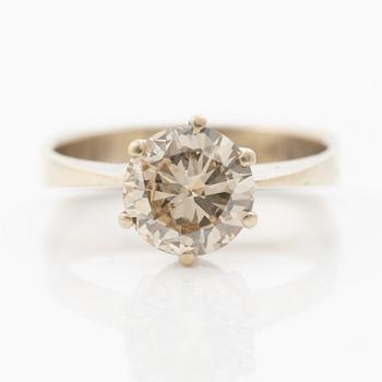 Ring, 18K white gold with a yellowish-brown brilliant-cut diamond.