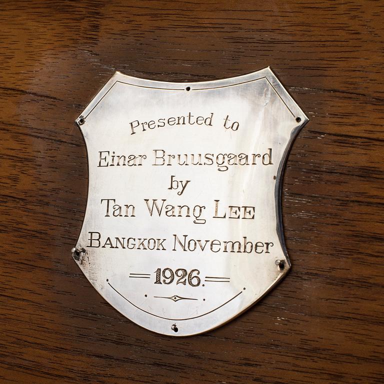 CIGGARRSKRIN, Sterling silver, Thailand, Bangkok,  gåva till skeppsredare Einar Bruusgaard 1926. Totalvikt ca 1719 gram.