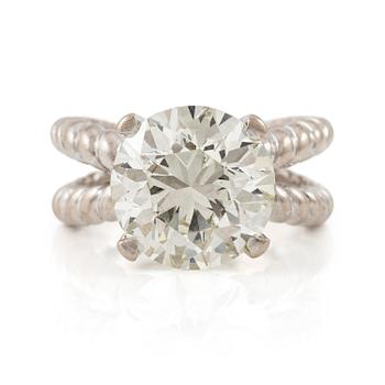 526. A platinum ring set with a round brilliant-cut diamond ca 7.15 cts.