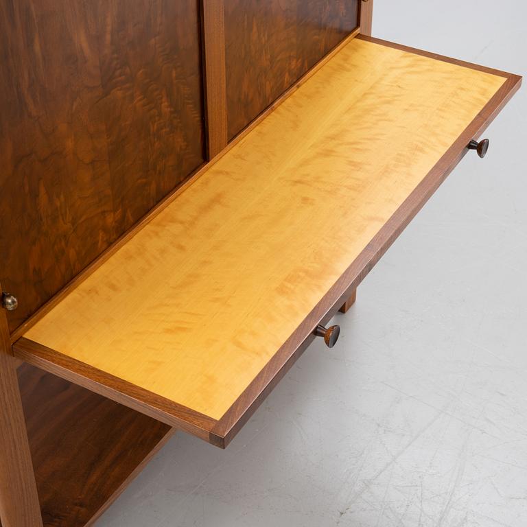 Josef Frank, skåp, modell 2135, Firma Svenskt Tenn, enligt uppgift 1980-tal, specialbeställd variant i valnöt.