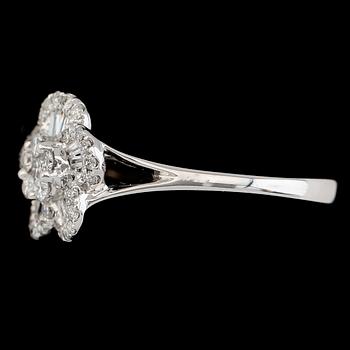 RING, 18 k vitguld, briljant- och smaragdslipade diamanter tot 0.39 ct. Vikt ca 2,1 g.