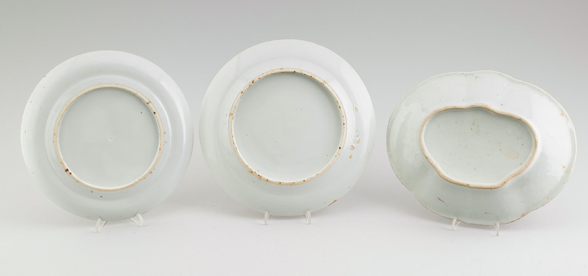 TALLRIKAR, 2 st samt SKÅLFAT, porslin, Kina, 1800-tal.
