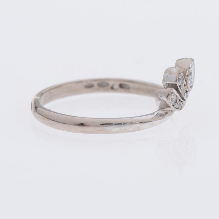 RING, 18K vitguld, 7 briljantslipade diamanter tot. ca 0,26 ct. Kultakeskus.