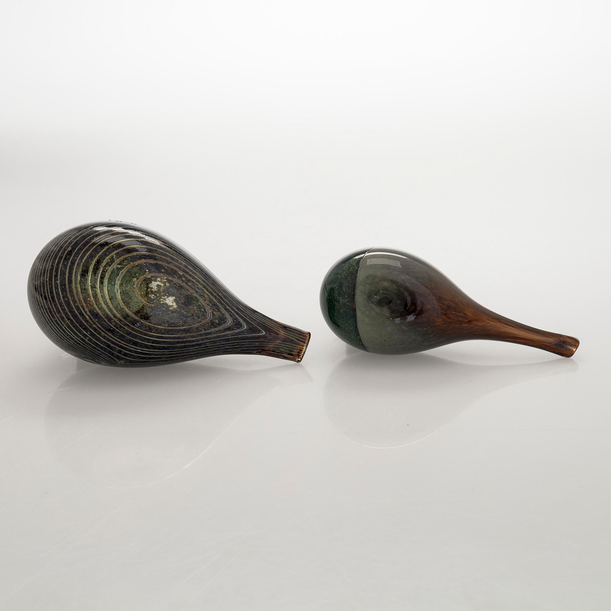 Oiva Toikka, Two glass birds, signed O. Toikka Nuutajärvi.