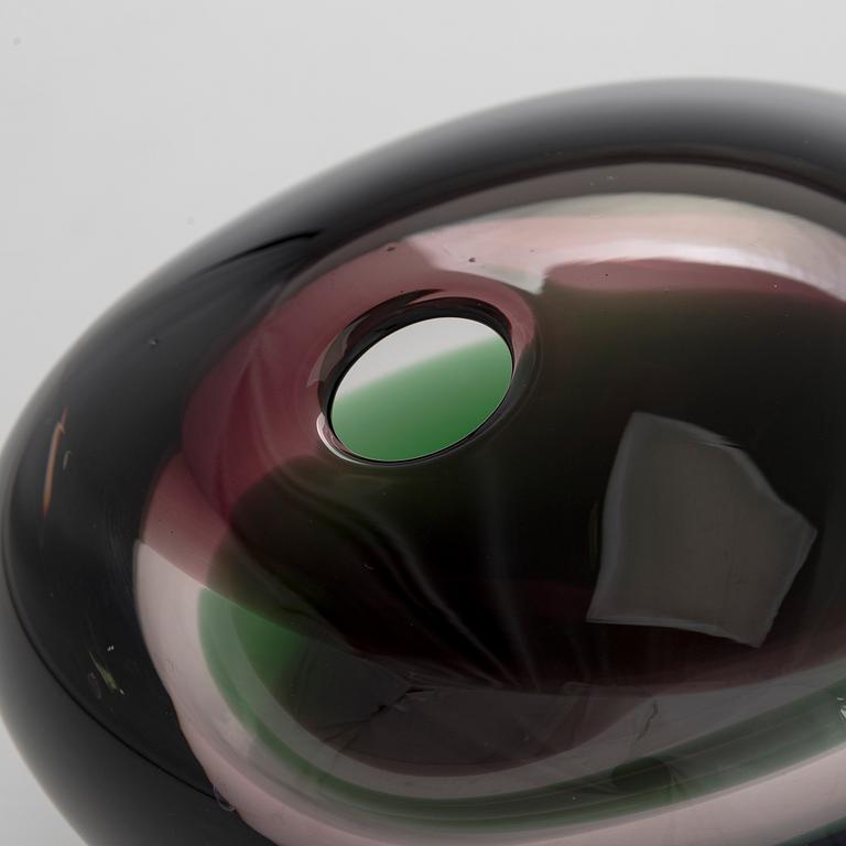 Timo Sarpaneva, a 'Sleeping bird' sculpture signed Timo Sarpaneva 1996. Nuutajärvi glass factory.