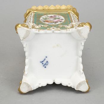FLACON, porslin, Jacob Petit, Frankrike, 1800-tal.
