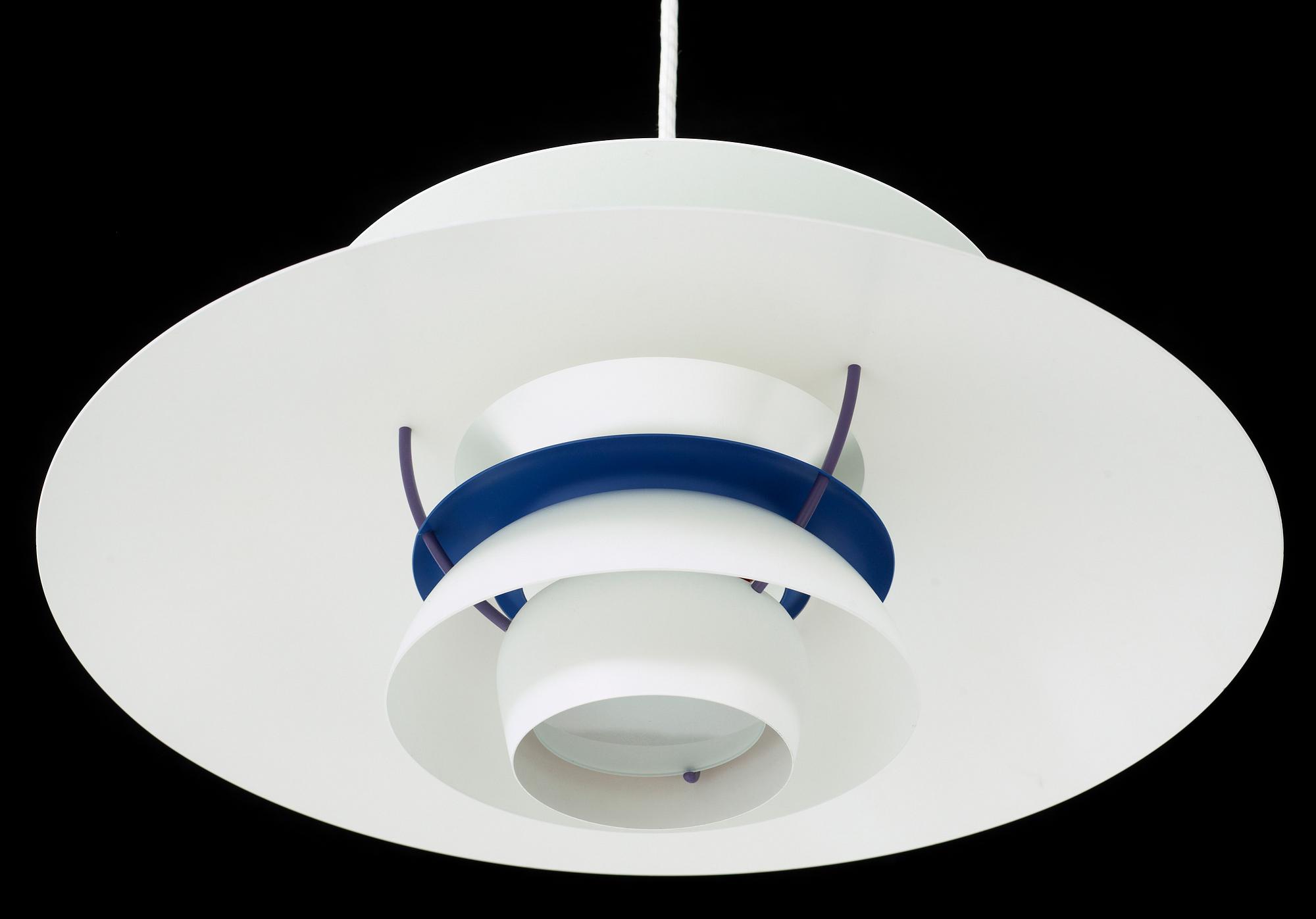 TAKLAMPA, "PH 5", Poul Henningsen för Louis Poulsen, Danmark. Höjd 30 cm.