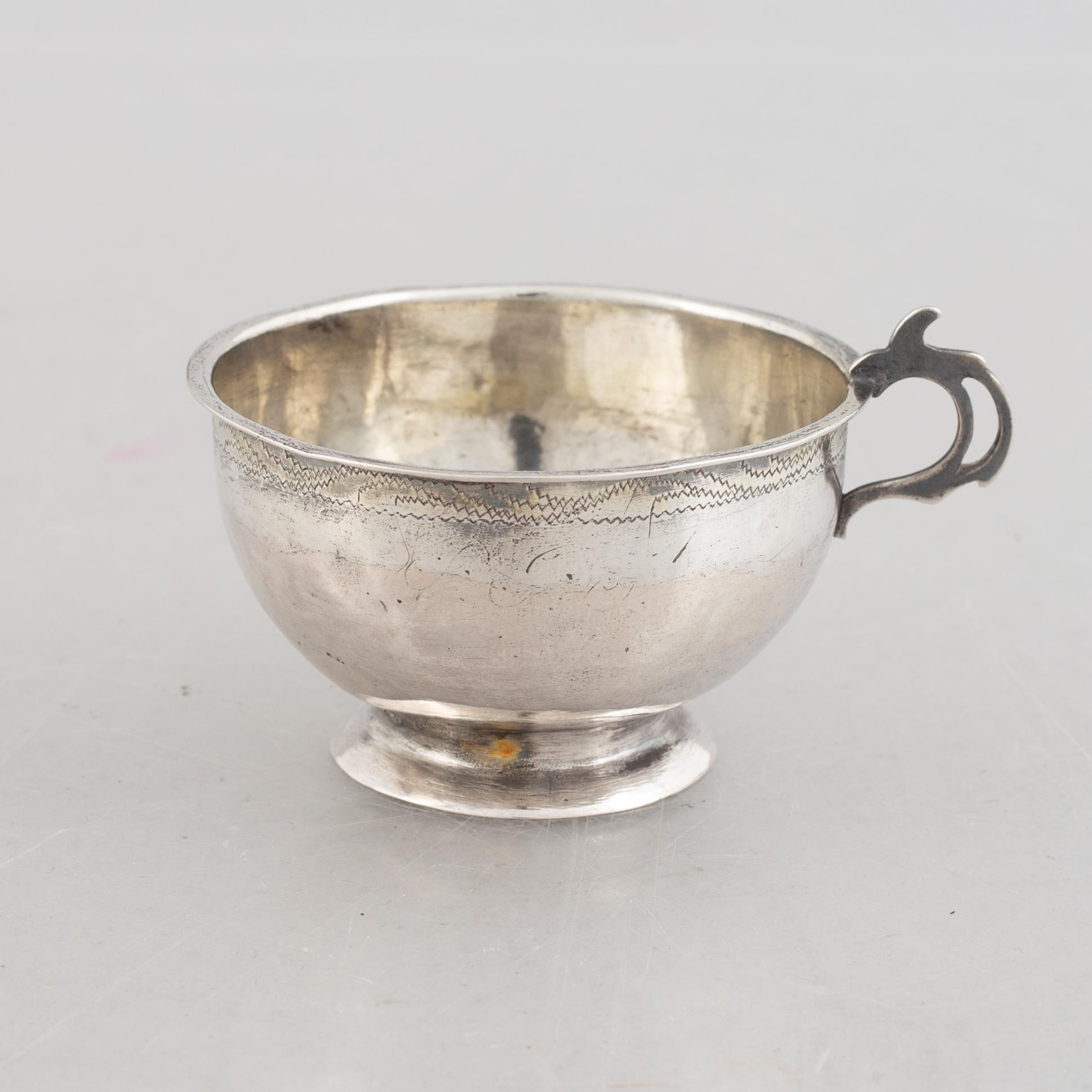 Five silver cups, 18th/19th Century.