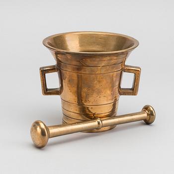 MORTEL med STÖT, mässing, 1700-tal/ sekelskiftet 1800.