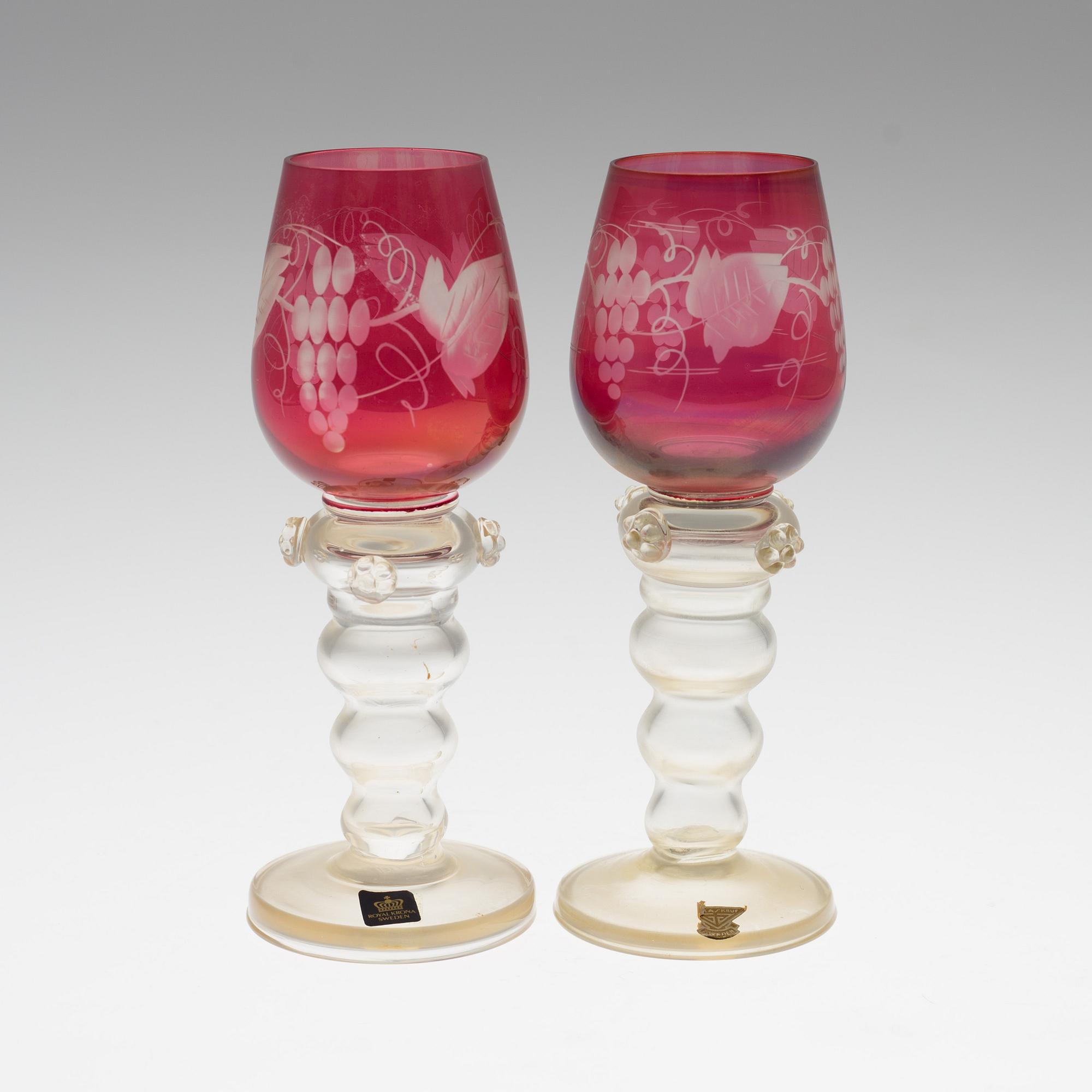 A SET OF 19 SIMILAR WHITE WINE GLASSES, Gullaskruf and Royal Krona, second half of the 20th century.