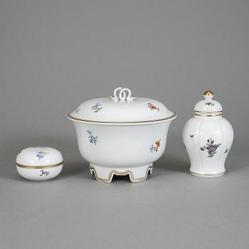 LOCKURNA, SKÅL MED LOCK OCH BONBONJÄR, porslin. Meissen, 1900-tal.