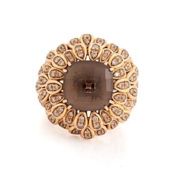 497. An 18K gold and smoky quartz ring set with round brilliant-cut diamonds.