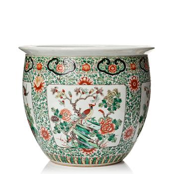 828. A famille verte basin, late Qing dynasty, circa 1900.