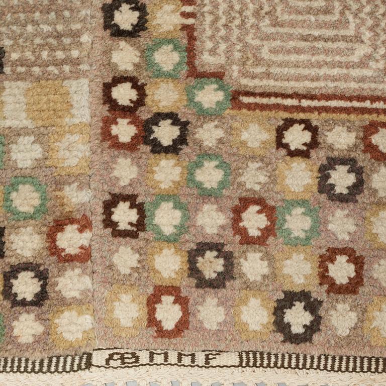 Barbro Nilsson, MATTO, "Krabban, grå", knotted pile, ca 496 x 277,5 cm (of which 45 cm are added on each side), signed AB MMF BN.