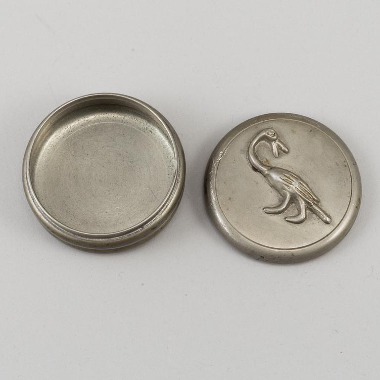 ASK MED LOCK, tenn, Stockholm 1930, samt 2 broschyrer, Firma Svenskt Tenn.