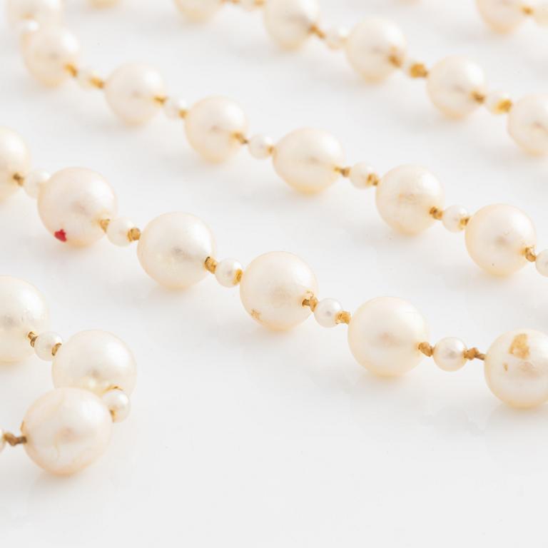 Pearl necklace, with cultured pearls, clasp in silver with a cabochon-cut green stone.