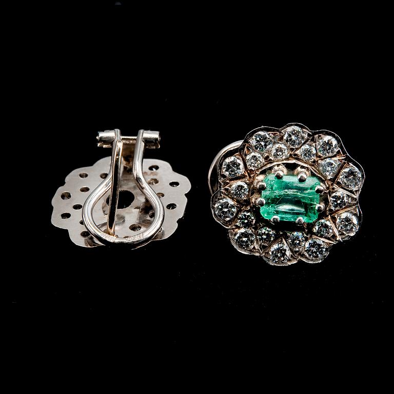 A PAIR OF EARRINGS, emeralds c. 1.60 ct, brilliant cut diamondsr c. 1.40 ct.