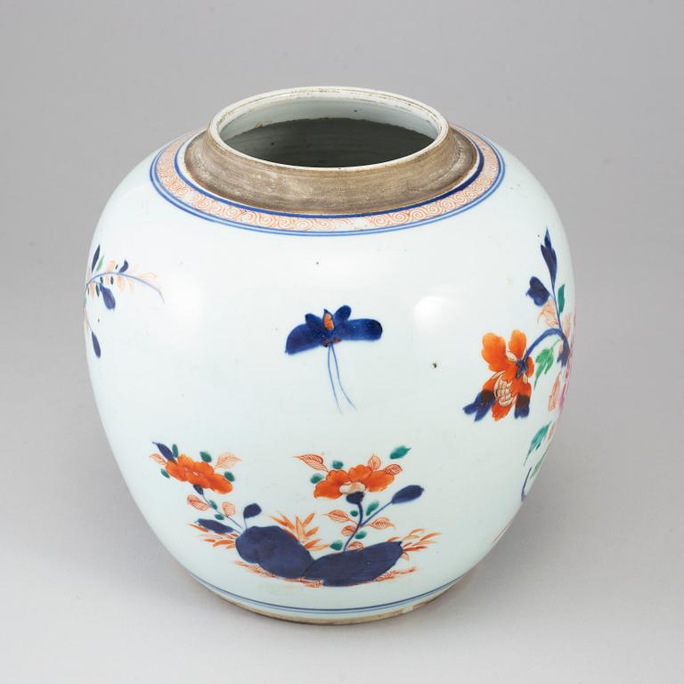 A famille rose jar, Qing dynasty, Qianlong (1736-95).