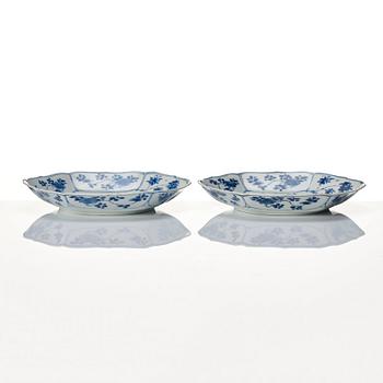 A pair of blue and white plates, Qing dynasty, Kangxi (1662-1722).