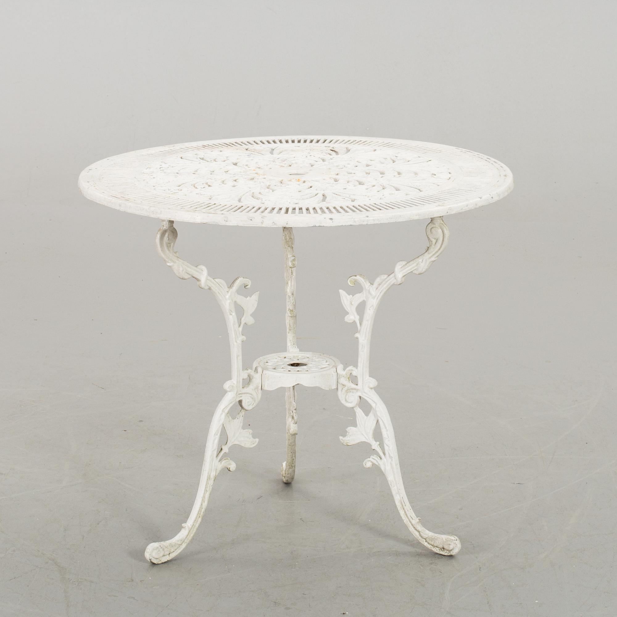 TRÄDGÅRDSMÖBLER, BORD samt FYRA STOLAR, sekelskiftet 2000.