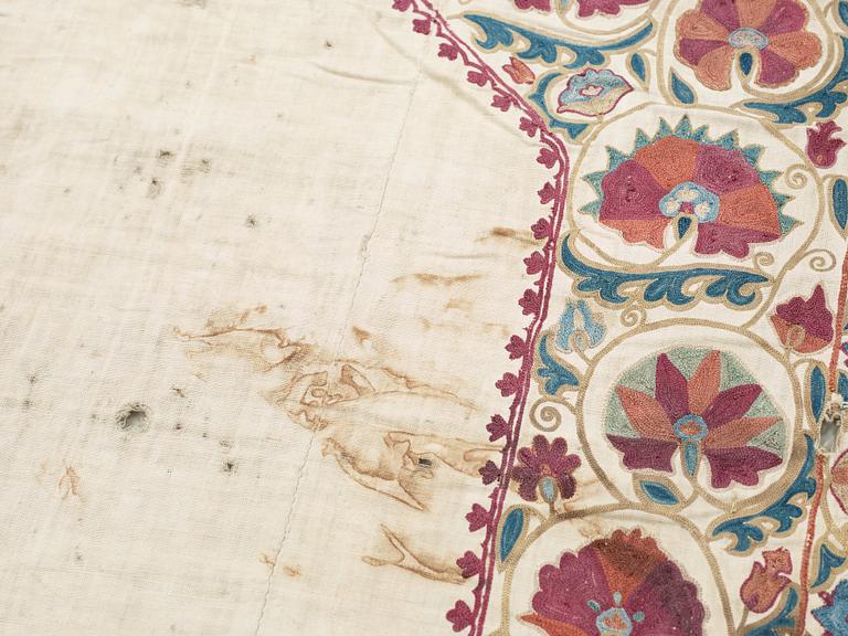 ANTIQUE UZBEK SUZANI. 124 x 86 cm.