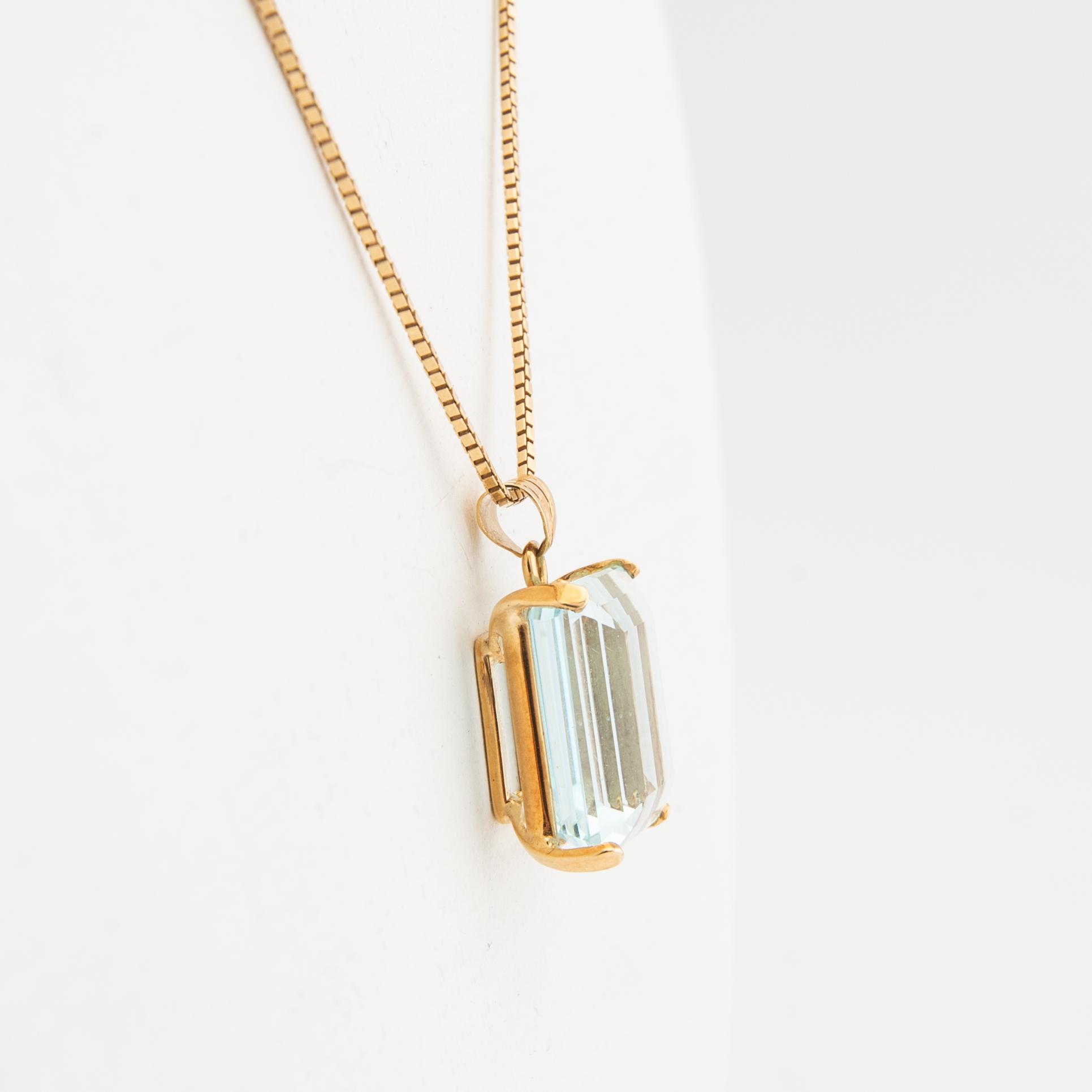 Halsband, 18K guld och akvamarin.