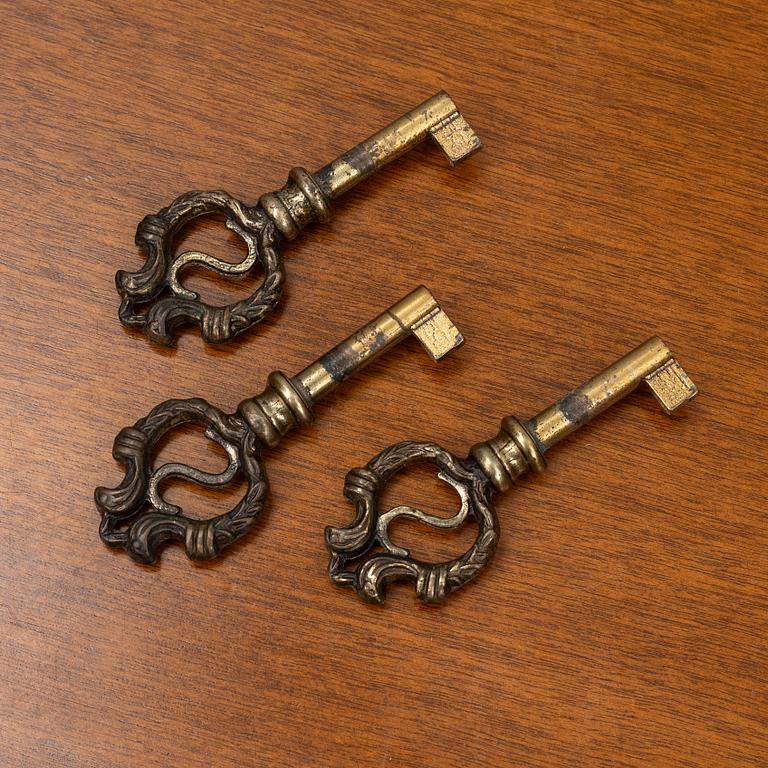 Vitrinskåp, ett par, samt skåp, Selva, Italien.