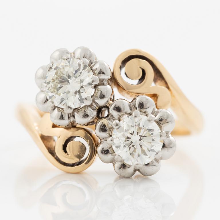 Ring 18K gold with two round brilliant-cut diamonds.