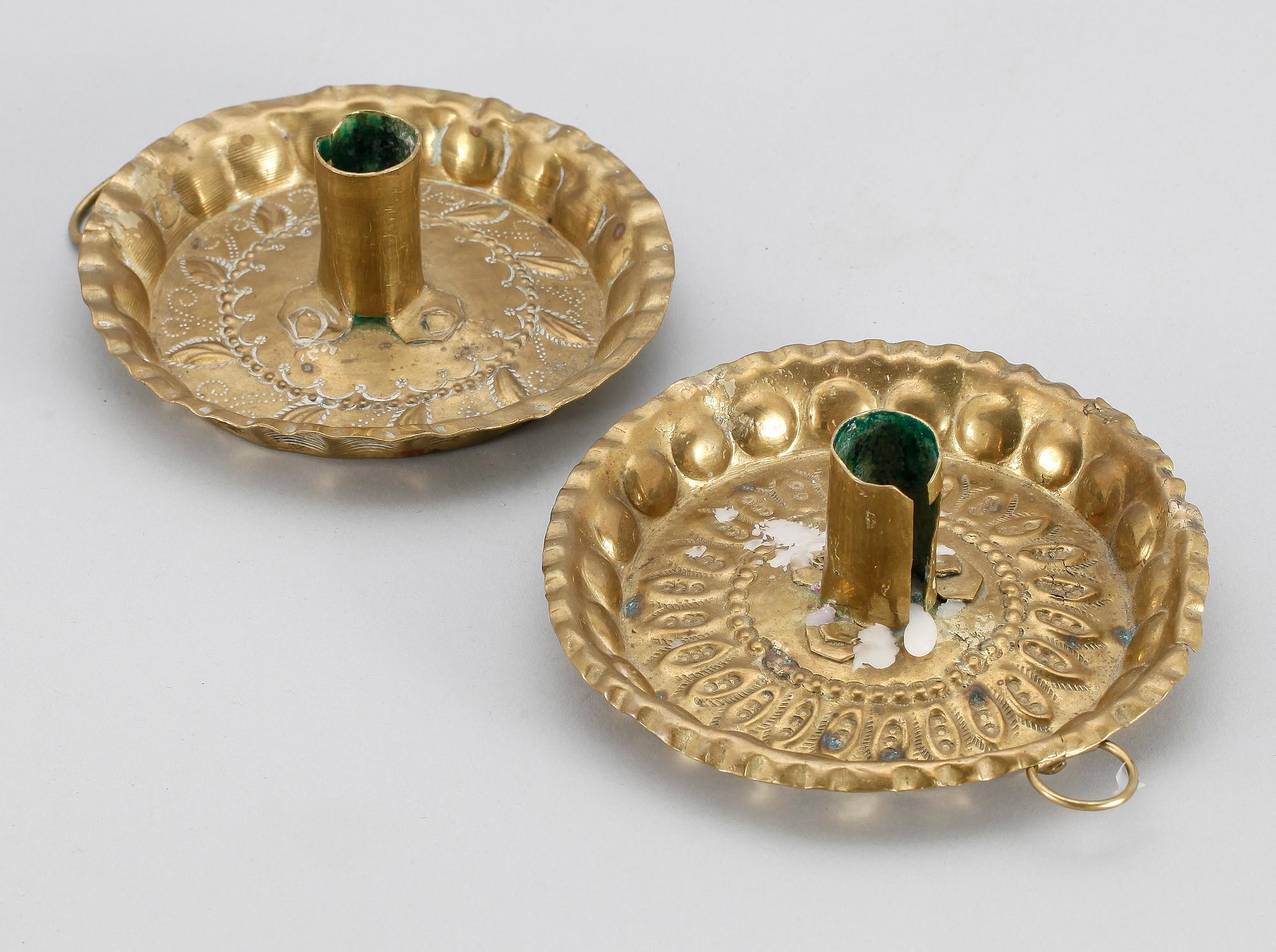 LJUSPLÅTAR, 2 st. Mässing. 1700-1800-tal.