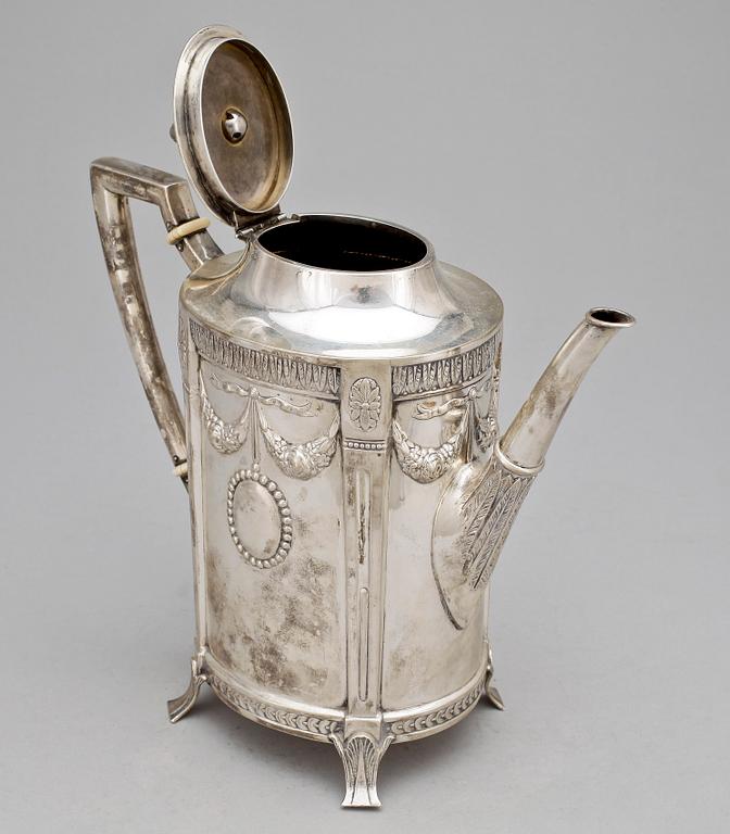 KAFFEKANNA, silver, C G Hallberg, Stockholm, 1915. Vikt 665 g.