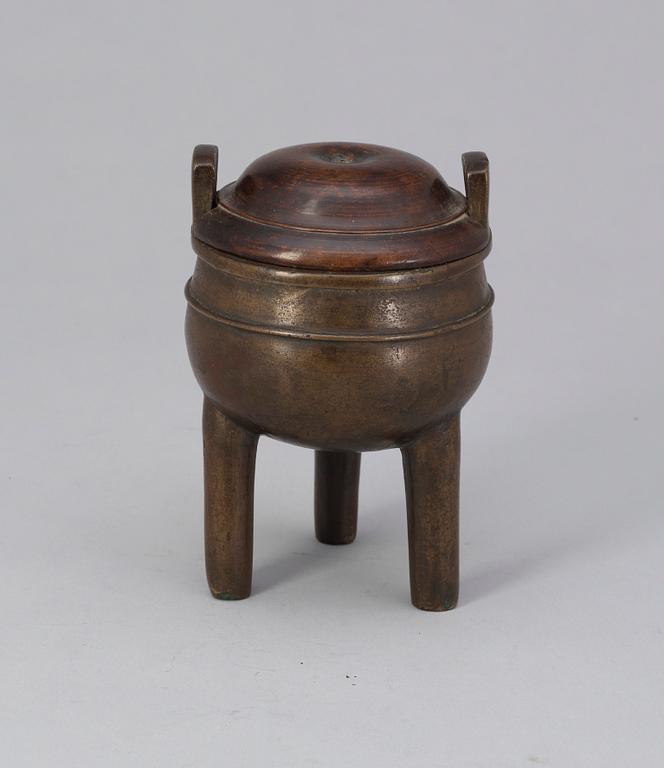 RÖKELSEKAR med LOCK. Brons och trä. Kina, Qing dynastin.