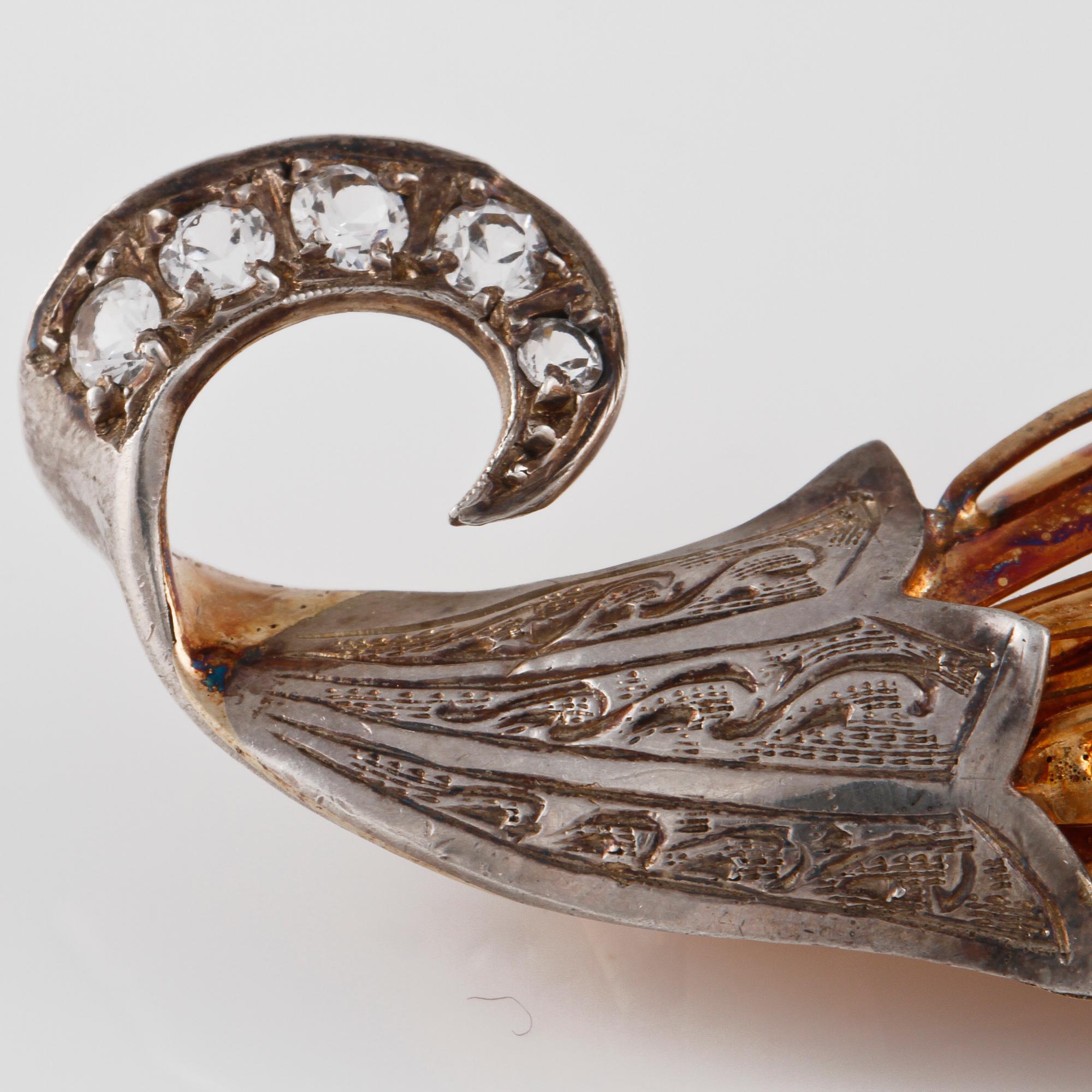 BROSCH, 18K guld samt silver med fasettslipade vita stenar, Wilhelm Harbeck, Stockholm, 1948. Vikt 15,5 gram.