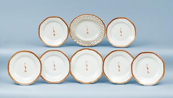 1639. A set of seven plates and a serving dish, Qing dynasty, Jiaqing (1796-1820).
