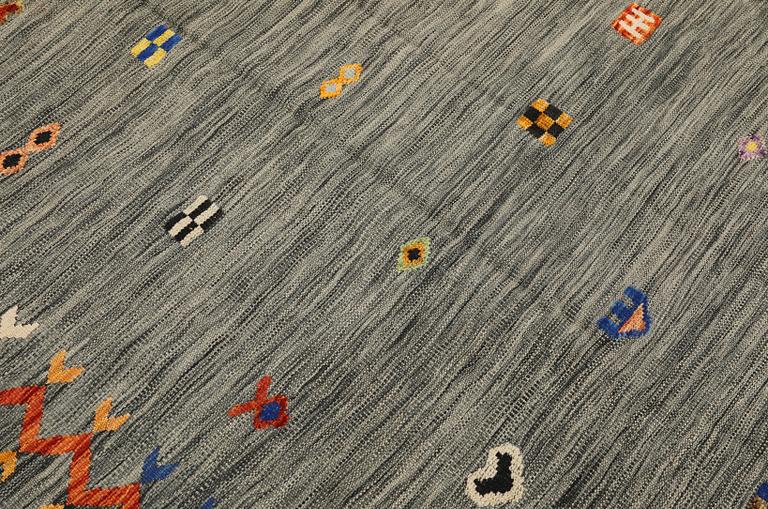 A Kelim carpet, 297 x 200 cm.