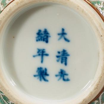 VASER, ett par, porslin. Republik (1912-49) med Guangxu respektive Qianlong sex karaktärers märke.