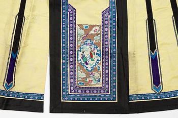 A yellow silk skirt 'Qun', Qing dynasty, 19th century.