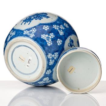 A blue and white jar with cover, Qing dynasty, Kangxi (1662-1722).