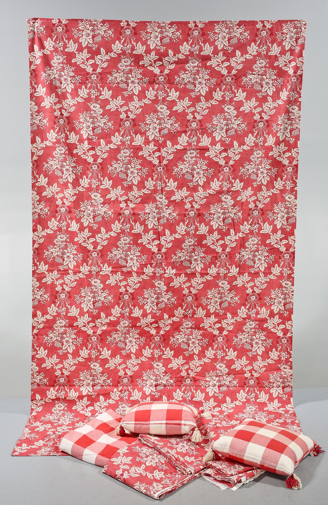 KUDDAR, ett par, GARDINER, ett par, samt TEXTILER, 2 st,  Laura Ashley, sent 1900-tal.